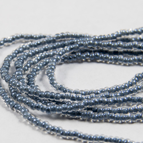 0254 Demi-pompon rocaille 13/0 transparente coeur gris